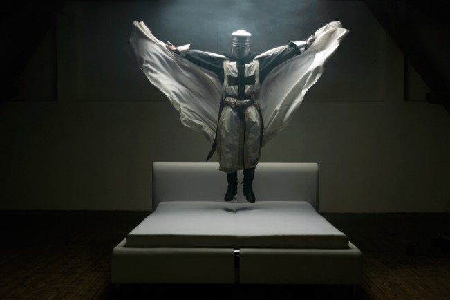 Designová postel inspirovaná slavnými réky, postele Aksamite