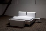 Stylová bílá postel Adnuk s nočními stolky a lavicí, postele Aksamite